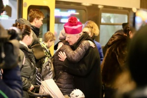 arcybiskup wita uchodźców na dworcu